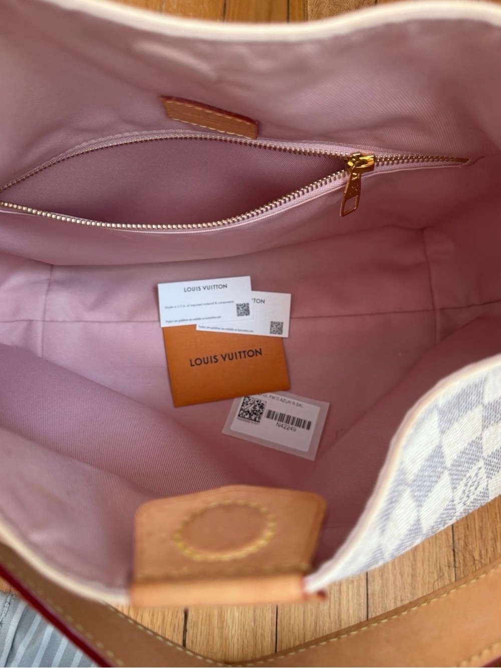 Louis Vuitton Damier Azur Shoulder Bag with Pink Interior and Natural Trim - Picture 6 of 6